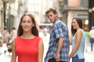 Novio Distraído