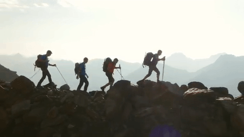 Alpinistas escalando montaña en equipo: Gifs personas