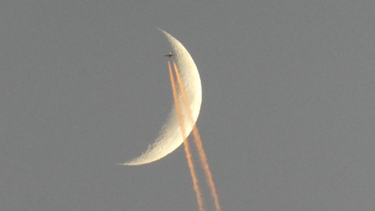 Avión Comercial Cruzando la Luna: Video Nocturno Sin Copyright para Escenas Mágicas