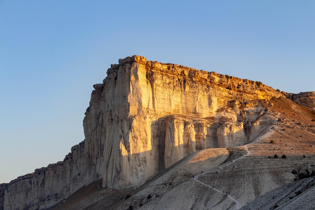 Imágenes Aéreas Impactantes y Gratuitas: Las Montañas de Crimea para tus Creaciones (Sin Copyright)